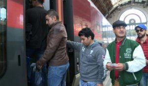 A Budapest, les migrants embarquent en train pour l'ouest