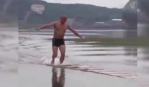 Un moine Shaolin court sur l'eau