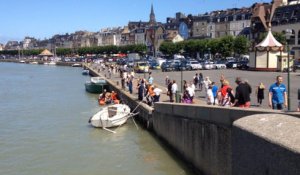 Bateau dérive dans le port de Trouville