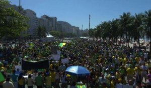 Brésil: des milliers de personnes à Copacabana contre Dilma Rousseff