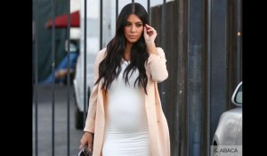 Exclu Vidéo : Kim Kardashian : enceinte, elle affiche ses nouvelles rondeurs en robe moulante !