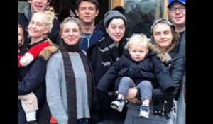 Exclu vidéo : Cara Delevingne : Elle passe un Noël "crazy" avant l'heure avec sa famille et sa petite copine !