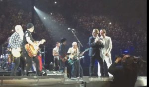 Eagles of Death Metal remonte sur scène à Paris aux côtés de U2