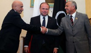 Les factions libyennes rivales signent un accord de paix contesté