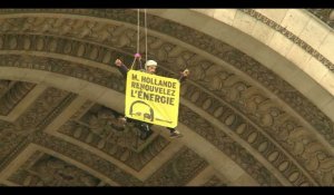 Un militant de Greenpeace suspendu à l'Arc de Triomphe