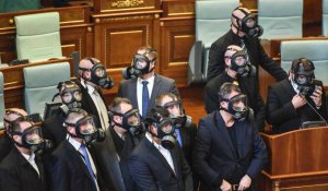 Des députés kosovars répandent du gaz lacrymogène dans leur Parlement
