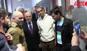 Bernard Cazeneuve rencontre des migrants au Mans