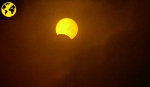 Une éclipse totale de soleil obscurci le ciel indonésien