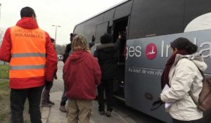 Calais: des migrants partent en bus vers des centres d'accueil