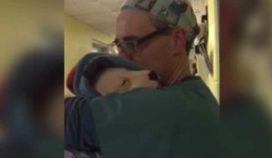 Adorable : un vétérinaire rassure un chiot terrifié après une opération 