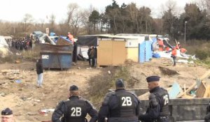 Le démantèlement d'abris de la "Jungle" de Calais a débuté 