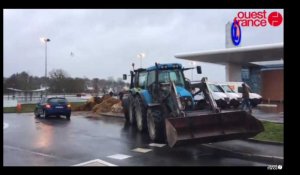 Lamballe : le Leclerc bloqué par les agriculteurs, échanges tendus avec les salariés