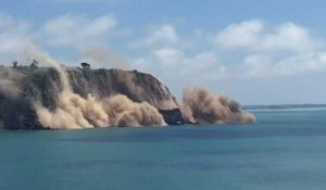 Une falaise s'effondre dans la mer en Nouvelle-Zélande