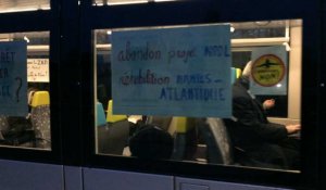 Action des anti-aéroport dans le tram-train