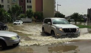 Intempéries rares aux Emirats: des voitures submergées à Dubai