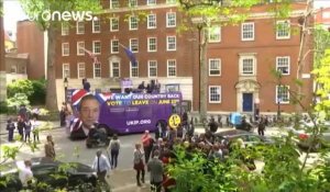 Nigel Farage et son Brexit bus à l'assaut des indécis en Grande-Bretagne