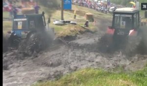 En Russie, une course de tracteurs dans la boue à plus de 70 km/h