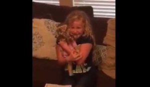 Une mère fait pleurer de joie sa fille unijambiste en lui offrant une poupée avec la même prothèse qu'elle (vidéo)