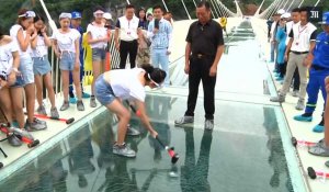 Un pont de verre attaqué à la masse pour prouver sa résistance