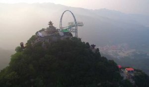 Chine : du yoga à 396 mètres de hauteur !