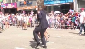Ce policier new-yorkais danse en pleine rue !