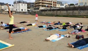Hatha yoga sur la plage