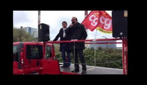 Philippe Martinez, secrétaire général de la CGT, devant la centrale EDF de Cordemais