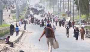 Au-milieu des ruines, des habitants à Mossoul continuent de fuir