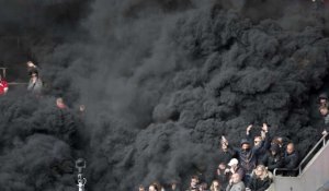 Des supporters d'Eindhoven noient le stade sous une fumée d'un noir d'encre