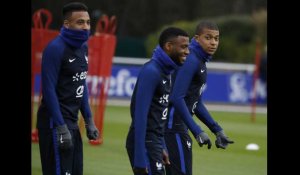 Le bizutage amusant des nouveaux membres de l'équipe de France de football