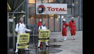 Les images de l'opération choc de l'association Greenpeace contre le géant Total