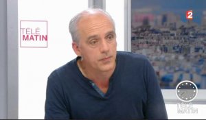 "On n'a pas dit que toute la police devait être désarmée", Poutou s'explique au lendemain de l'attentat sur les Champs Elysées 
