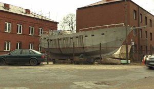 Pologne: des sans abris construisent un voilier