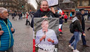 Un mélenchoniste brandit une affiche de... François Fillon