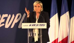 En Meeting, Le Pen attaque Fillon et Macron