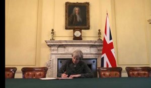 Theresa May signe la lettre qui déclenche le Brexit