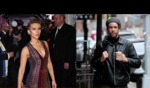 Scarlett Johansson et Romain Dauriac ensemble à une galerie d'art