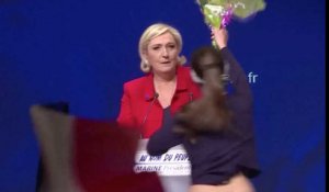 Femen et fumigènes: le meeting perturbé de Marine Le Pen