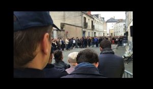 Hommage silencieux rue Maillé a Angers, après la mort de quatre jeunes