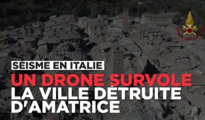 Un drone survole la ville détruite d'Amatrice en Italie après le séisme
