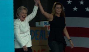 Clinton en campagne avec l'ex-Miss Univers, Alicia Machado