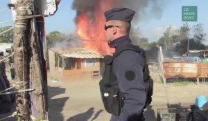 Les images des incendies dans la "jungle" de Calais: un migrant blessé