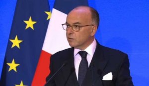 Cazeneuve: La France "vigilante" sur les armes semi-automatiques