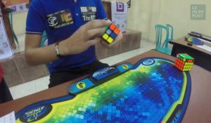 Il résout une Rubik's Cube en 4,74 secondes et s'empart du record du monde