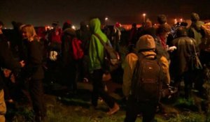 Les migrants ont commencé à évacuer la "Jungle" de Calais