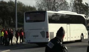 Environ 100 mineurs restés près de la "Jungle" quittent Calais