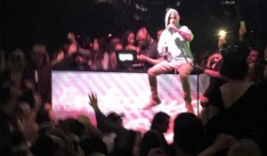 Justin Bieber fait un petit sermon dans un club à Los Angeles