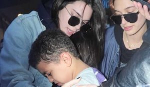 Kendall Jenner le da un gran recuerdo a niño llorando