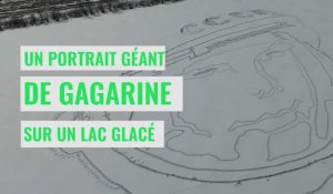 Ils gravent un portrait géant de Youri Gagarine sur un lac gelé en Russie