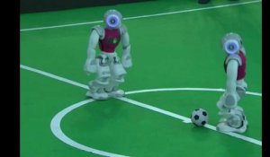 Des robots qui jouent au foot, c'est la RoboCup Soccer